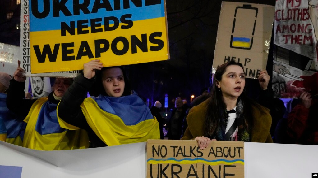 Người dân biểu tình ủng hộ Ukraine bên ngoài Đại sứ quán Hoa Kỳ tại Warsaw, Ba Lan, hôm 3/3/2025. Mỹ có thể nối lại viện trợ quân sự cho Ukraine sau khi Tổng thống Volodymyr Zelenskyy gửi thư cho Tổng thống Donald Trump.