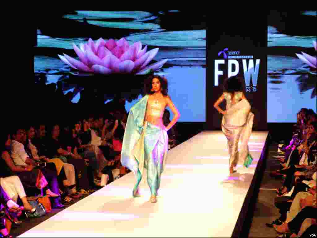 فیشن ویک میں ڈیزائنر وردہ سلیم کے ڈیزائن کردہ کلیکشن میں ماڈلز کی واک