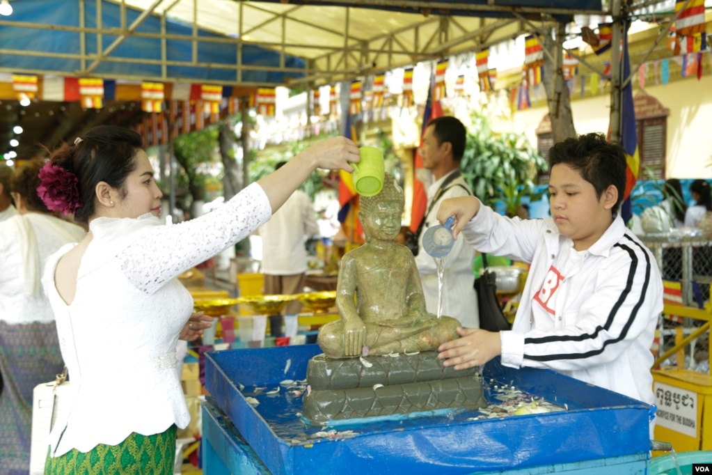 ពុទ្ធ​បរិស័ទ​កំពុង​ស្រង់​ព្រះ​នៅក្នុង​វត្ត​មួយ​កណ្តាល​រាជធានី​ភ្នំពេញ​កាលពី​ព្រឹក​ថ្ងៃសៅរ៍​ ទី​១៦ ខែ កញ្ញា​​ ឆ្នាំ២០១៧។​(ទុំ ម្លិះ/VOA)