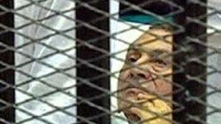 Mantan Presiden Mesir, Hosni Mubarak terbaring di tempat tidur di balik jeruji saat menghadiri sidang peradilan 3 Agustus 2011 (foto: dok).
