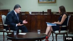 VOA's Myroslava Gongadze speaking with Ukrainian President Petro Poroshenko in Kyiv, Ukraine, September 4, 2015.
