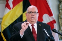 ARCHIVO - El gobernador de Maryland, Larry Hogan, anuncia el levantamiento de una orden de cierre a negocios no esenciales, durante una rueda de prensa en Annapolis. Junio 3 de 2020.