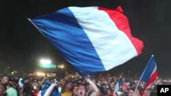 Des supporters français lors du match contre l'Islande, au stade de France à Saint-Denis, le 3 juillet 2016.