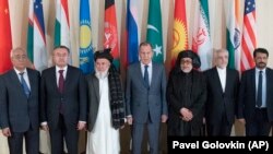 12 Temmuz 2018 - Rusya Dışişleri Bakanı Sergey Lavrov (ortada) Moskova’da Afgan yetkilileri ve Taleban’ı biraraya getirmişti. Taleban’ın Afganistan'daki hızlı ilerleyişi, örgütle geleceğe yönelik ilişkiler geliştirmenin temellerini yıllardır atan Rusya için sürpriz olmadı. 