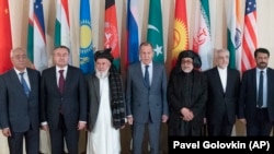 Menteri Luar Negeri Rusia Sergey Lavrov (tengah) berfoto bersama para peserta konferensi mengenai Afghanistan dari perwakilan Taliban dan pemerintah Afghanistan, di Moskow, 12 Juli 2018. (Foto: Pavel Golovkin/AP Photo)