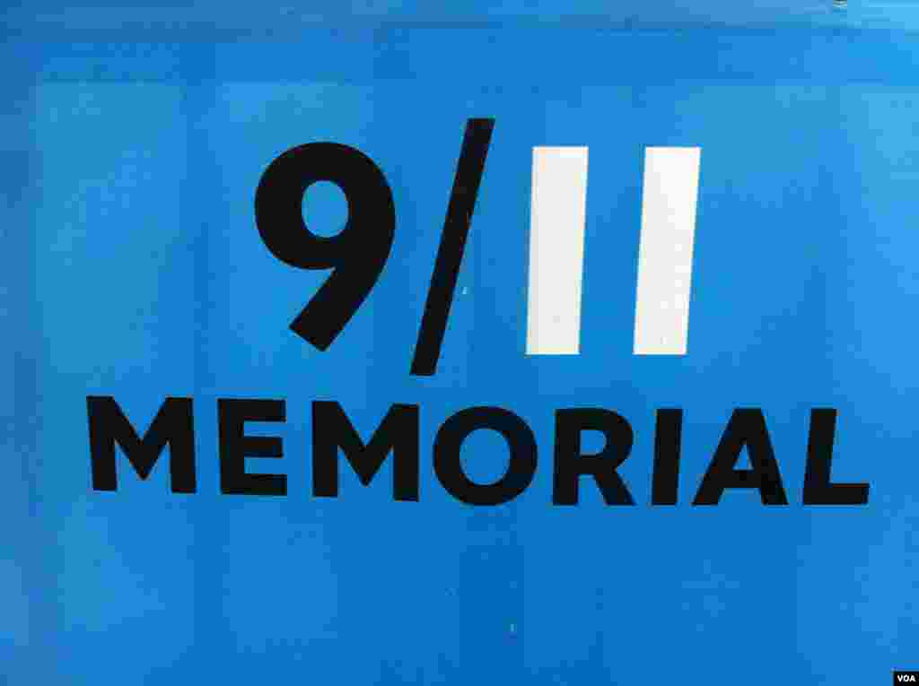 Bảng tại cổng v&agrave;o đ&agrave;i tưởng niệm 11/9 ở th&agrave;nh phố New York. (Ảnh: VOA / Sandra Lemaire)
