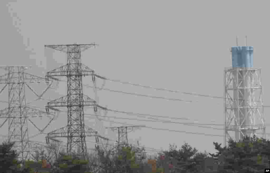 Power lines on grounds of the Fukushima-1 nuclear power plant, April 13, 2011 (VOA Photo S. Herman)