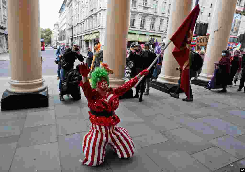 گروهی از معترضان در لندن به سختگیری ها برای مقابله با کرونا تجمع کرده‌اند. 