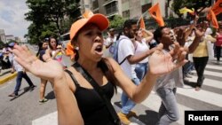 Opposition supporters take part in a rally to demand a referendum to remove Venezuela's President Nicolas Maduro, in Caracas, Venezuela, Sept.16, 2016. Twenty-nine nations called on Venezuela to launch a national dialogue to preserve peace and security.