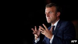 El presidente francés Emmanuel Macron gesticula mientras habla en conferencia de prensa en la residencia oficial del embajador de Francia en el Líbano, el 1 de septiembre de 2020.