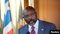 Perezida wa Liberiya George Weah mu kiganiro n'abamenyeshamakuru ku ngoro ya perezida wa Cote d'Ivoire, Abidjan, mu kwezi kwa kane itariki 4, 2018.