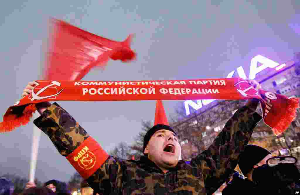 At Sunday's parliamentary polls, Russia's communists drew students, intellectuals, even some businessmen, in forging an opposition to Vladimir Putin's wounded United Russia party. (REUTERS/Anton Golubey)