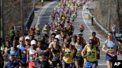 Les coureurs passent par Hopkinton dans le Massachusetts au cours du 121e marathon de Boston, Etats-Unis, le 17 avril 2017.