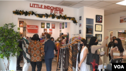 Bazar dan pameran produk Indonesia usai peresmian “Little Indonesia” (Foto: VOA Indonesia)