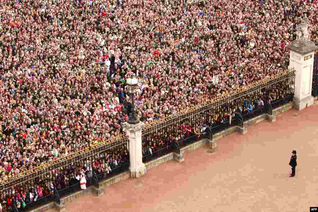 Dân chúng Anh bên ngoài điện Buckingham tại London mừng hôn lễ của Hoàng tử William và cô Kate, hôm 29 tháng Tư năm 2011. (AP)