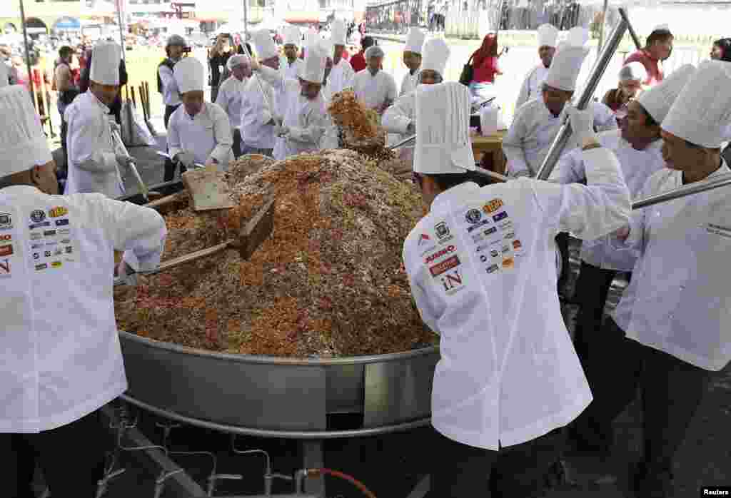 Puluhan koki keturunan Cina berdemonstrasi memasak nasi goreng ala Canton pada saat perayaan Tahun Baru Cina di komplek Pecinan kota San Jose, Costa Rica.