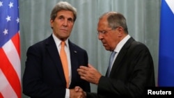 FILE - U.S. Secretary of State John Kerry (L) and Russian Foreign Minister Sergei Lavrov shake hands during a joint news conference following their meeting in Moscow, Russia, July 16, 2016.