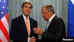 Ngoại trưởng Mỹ John Kerry (trái) và Ngoại trưởng Nga Sergei Lavrov bắt tay trong một buổi họp báo chung sau cuộc họp ở Moscow, Nga, ngày 16 tháng 7 năm 2016.