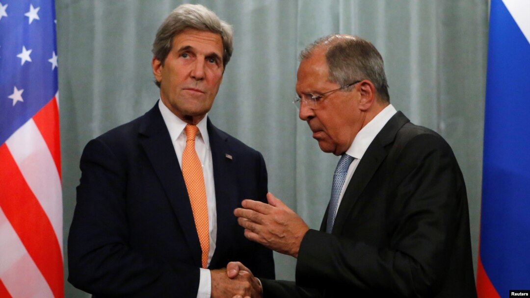 Američki državni sekretar Džon Keri i ministar spoljnih poslova Rusije Sergej Lavrov rukuju se tokom zajedničke konferencije za štampu nakon susreta u Moskvi, 16. jula 2016. (REUTERS/Sergei Karpukhin - RTSI7GB)