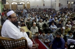 Pakistani leric Hafiz Saeed, the founder of the outlawed Lashkar-e-Taiba group, addresses at a mosque in Lahore, Nov. 1, 2018. Saeed urged followers to hold rallies across the country on Friday to condemn the Supreme Court decision that acquitted Asia Bib