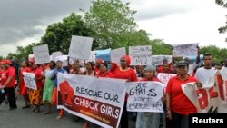 Ratusan demonstran berdemonstrasi di Abuja menuntut pemerintah segera menyelamatkan gadis-gadis Chibok yang diculik, Rabu (30/4). 