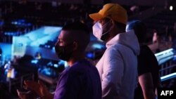Les fans des Lakers suivent le match entre leur équipe et les Boston Celtics, USA, le 15 avril 2021.