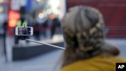 Tidak seperti di Indonesia, 'selfie stick' atau 'tongsis' baru populer di kalangan warga Amerika dalam beberapa bulan terakhir.