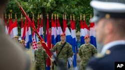 Hrvatski vojnici prisustvuju ceremoniji proslave 25. godišnjice vojno-policijske akcije "Oluja", u Kninu, Hrvatska, 5. avgusta 2020. (Foto: AP, Darko Bandić)