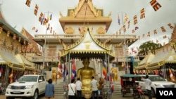 Cambodians gather to celebrate Phum Ben at a pagoda in Phnom Penh, Cambodia, September 16, 2017. (Tum Malis/VOA Khmer)