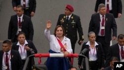 ARCHIVO - La presidenta peruana, Dina Boluarte, saluda antes del inicio de un desfile militar el Día de la Independencia en Lima, Perú, el l29 de julio de 2024. 