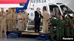 Presiden AS Donald Trump berbincang dengan petugas perbatasan saat mengunjungi Fasilitas Perbatasan di Yuma, negara bagian Arizona, Selasa (22/8). 