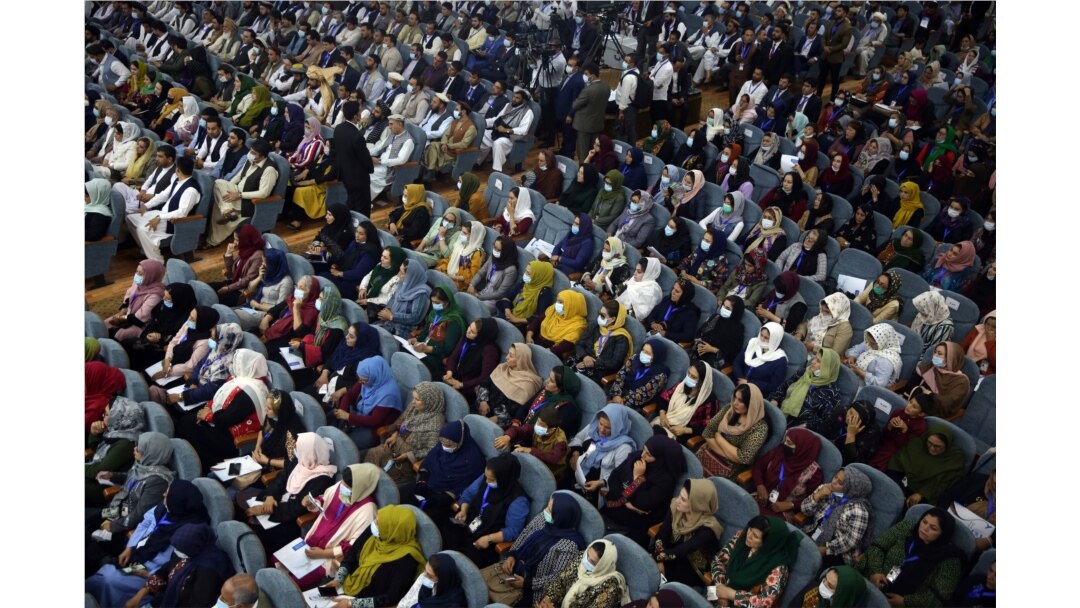 Para anggota delegasi hadir pada hari pertama pertemuan Loya Jirga di Kabul, Afghanistan, dengan mengenakan masker di tengah pandemi COVID-19, 7 Agustus 2020. (Foto: dok).