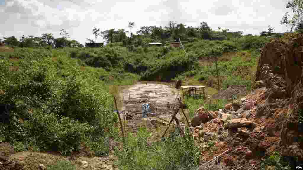 Trois personnes sont mortes dans un effondrement dans ces puits, à Atunsu, Ghana, le 16 octobre 2014 (Chris Stein / VOA). 