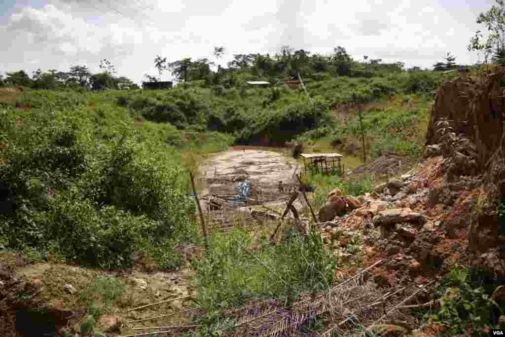 Three people died when this pit collapsed on them, Atunsu, Ghana, Oct. 16, 2014. (Chris Stein/VOA)