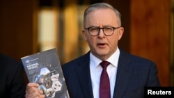 Perdana Menteri Australia Anthony Albanese berbicara kepada awak media di Canberra, Australia, pada 24 April 2023. (Foto: AAP/Lukas Coch/via Reuters)