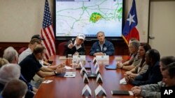 El presidente de EE.UU. Donald Trump, acompañado por el gobernador de Texas Greg Abbott, habla en el Centro de Operaciones de Emergencia del Departamento de Seguridad Pública, en Austin, Texas. Agosto 29 de 2017.