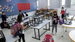 اسرائیل میں بچے کلاس روم میں حفاظتی سامان پہنے ہوئے ہیں۔ یروشلم میں پرائمری سکولوں کو 3 مئی کو کھول دیا گیا تھا۔