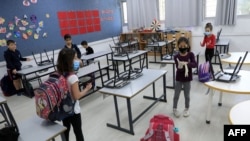 اسرائیل میں بچے کلاس روم میں حفاظتی سامان پہنے ہوئے ہیں۔ یروشلم میں پرائمری سکولوں کو 3 مئی کو کھول دیا گیا تھا۔