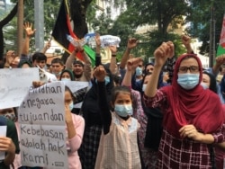 Ratusan pengungsi Afghanistan berdemonstrasi di depan kantor UNHCR Jakarta menuntut permukiman kembali, Selasa (24/8). (VOA/Indra Yoga)