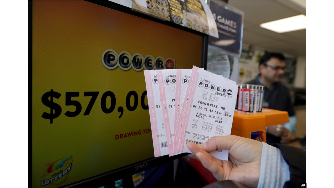 ARCHIVO-Un cliente muestra sus tickets de la lotería Powerball en una tienda de Chicago, el sábado 6 de enero de 2018,