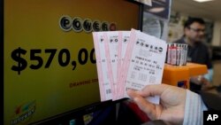 Warga beramai-ramai memberli tiket Powerball di Chicago (foto: dok). 