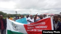 Nhengo dzesanganpo reAmalagamated Rural Teachers Union of Zimbabwe-ARTUZ dzichiratidzira. Sangano iri ranyorera mutungamiri wenyika gwaro renyunyuto.