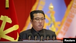 Pemimpin Korea Utara Kim Jong Un berbicara dalam Konferensi Pendidikan Militer Kedelapan pada 7 Desember 2021. (Foto: KCNA via REUTERS)