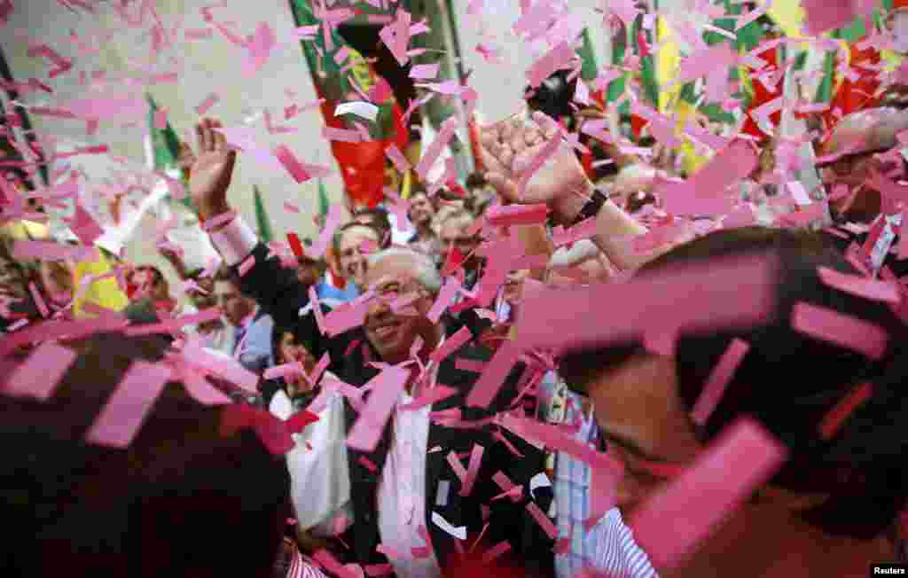 Antonio Costa (C), leader of the opposition Socialist party (PS), attends an election campaign event in Lisbon, Portugal.&nbsp; The country will hold its general election on October 4.