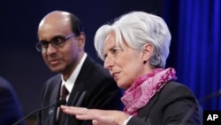 Ketua komite pertemuan IMF, Menteri Keuangan Singapura Tharman Shanmugaratnam (kiri) mengatakan bahwa pertumbuhan ekonomi dunia saat ini lebih baik dibanding enam bulan lalu (foto: Dok).