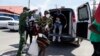 Los migrantes son liberados de la custodia de la Patrulla Fronteriza de los Estados Unidos en un centro humanitario, el 22 de septiembre de 2021, en Del Rio, Texas. 