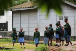 Murid berdiri di luar ruang kelas di sekolah negeri di ibu kota Harare, Zimbabwe, 5 Februari 2019. (Foto: Reuters / Philimon Bulawayo)