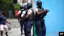 Naoružani policajci tokom potrage za osumnjičenima za ubistvo predsednika Haitija Žovanela Moiza, u Port-o-Prensu, 8. jula 2021.
