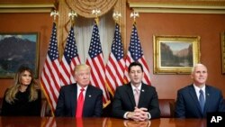 Presiden terpilih AS, Donald Trump, didampingi istrinya, Melania dan Wapres terpilih Mike Pence, dan Paul Ryan di Gedung Capitol, Washington D.C, 10 November 2016 (AP Photo/Alex Brandon)