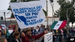 Manifestantes bloquean las entradas al Congreso en contra de la propuesta de reforma constitucional que haría que los jueces se presentaran a elecciones en la Ciudad de México, el martes 3 de septiembre de 2024.